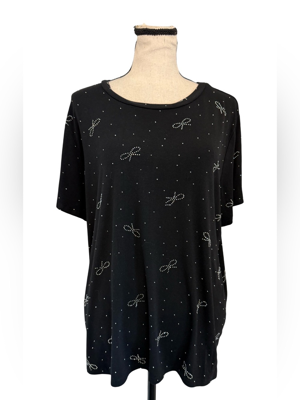 Free Kisses 1X Black Rhinestone Bow Short Sleeve Top Tunic Blouse Style 23x24